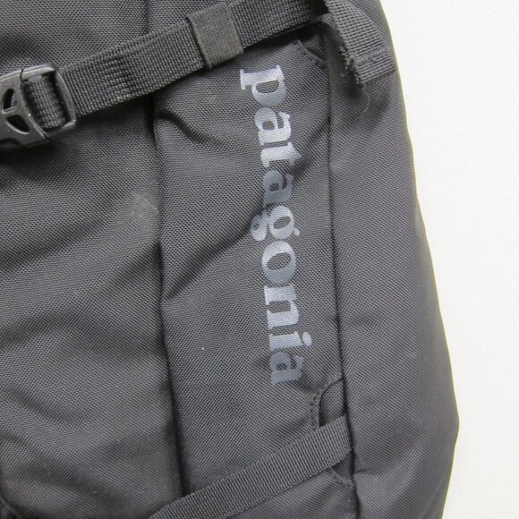 Patagonia 8L Atom Sling Bag Black/Silver with Adjustable Strap - Picture 3 of 9